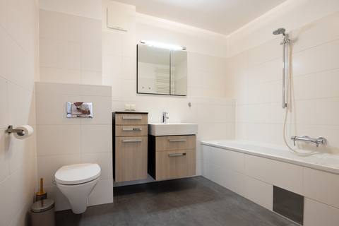 Badezimmer mit Wanne, Waschtisch und WC