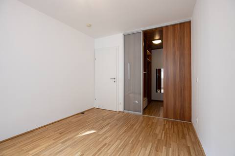 Schlafzimmer mit Zugang zum begehbaren Schrank