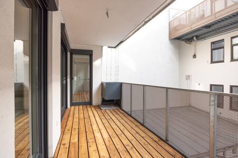Loggia mit Holzboden zum Innenhof