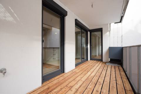 Loggia mit Zugängen zu Wohnküche und Schlafzimmer