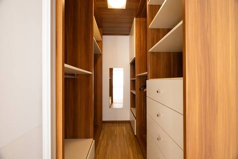 Begehbarer Schrank mit Einbauten