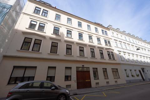 Straßenfassade des Altbaus in der Kollergasse